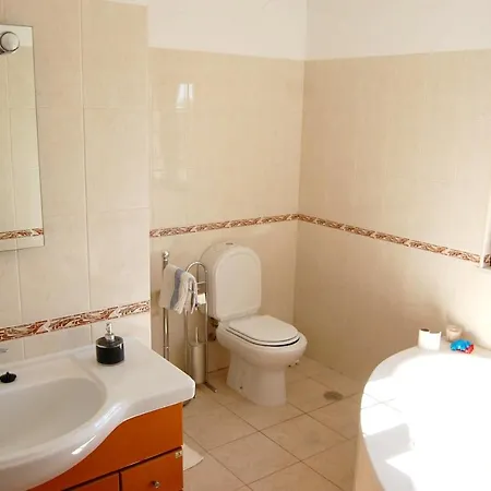 4 Bedrooms With Private Pool Enclosed Garden And Wifi At *