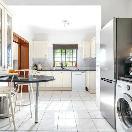 4 Bedrooms With Private Pool Enclosed Garden And Wifi At 빌라