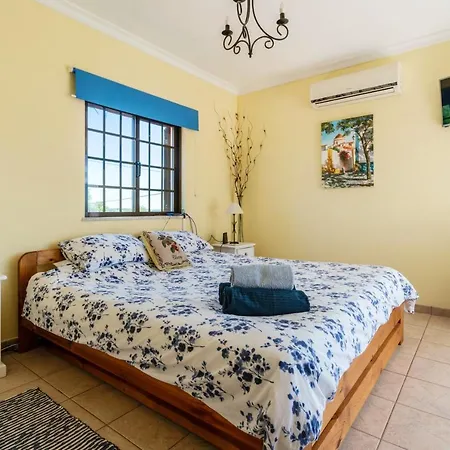 4 Bedrooms With Private Pool Enclosed Garden And Wifi At