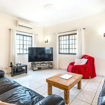 빌라 4 Bedrooms With Private Pool Enclosed Garden And Wifi At *