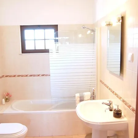 4 Bedrooms With Private Pool Enclosed Garden And Wifi At *