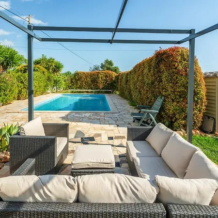 4 Bedrooms With Private Pool Enclosed Garden And Wifi At Villa *