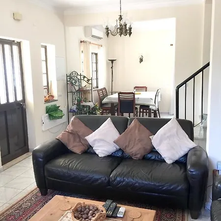 4 Bedrooms With Private Pool Enclosed Garden And Wifi At *